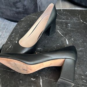 Black pumps